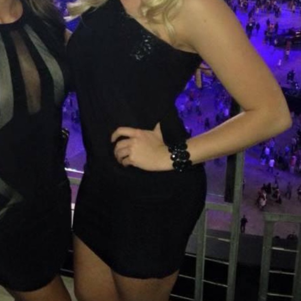Black Josh and Jazz one shoulder dress! It scrunches around the butt. 5/6